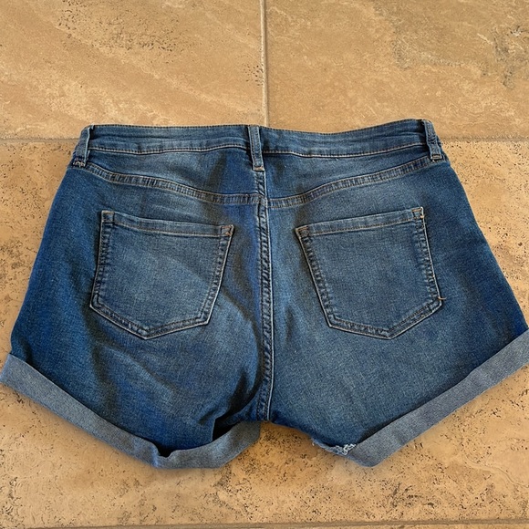 Like new jean shorts from H&M - Picture 7 of 9